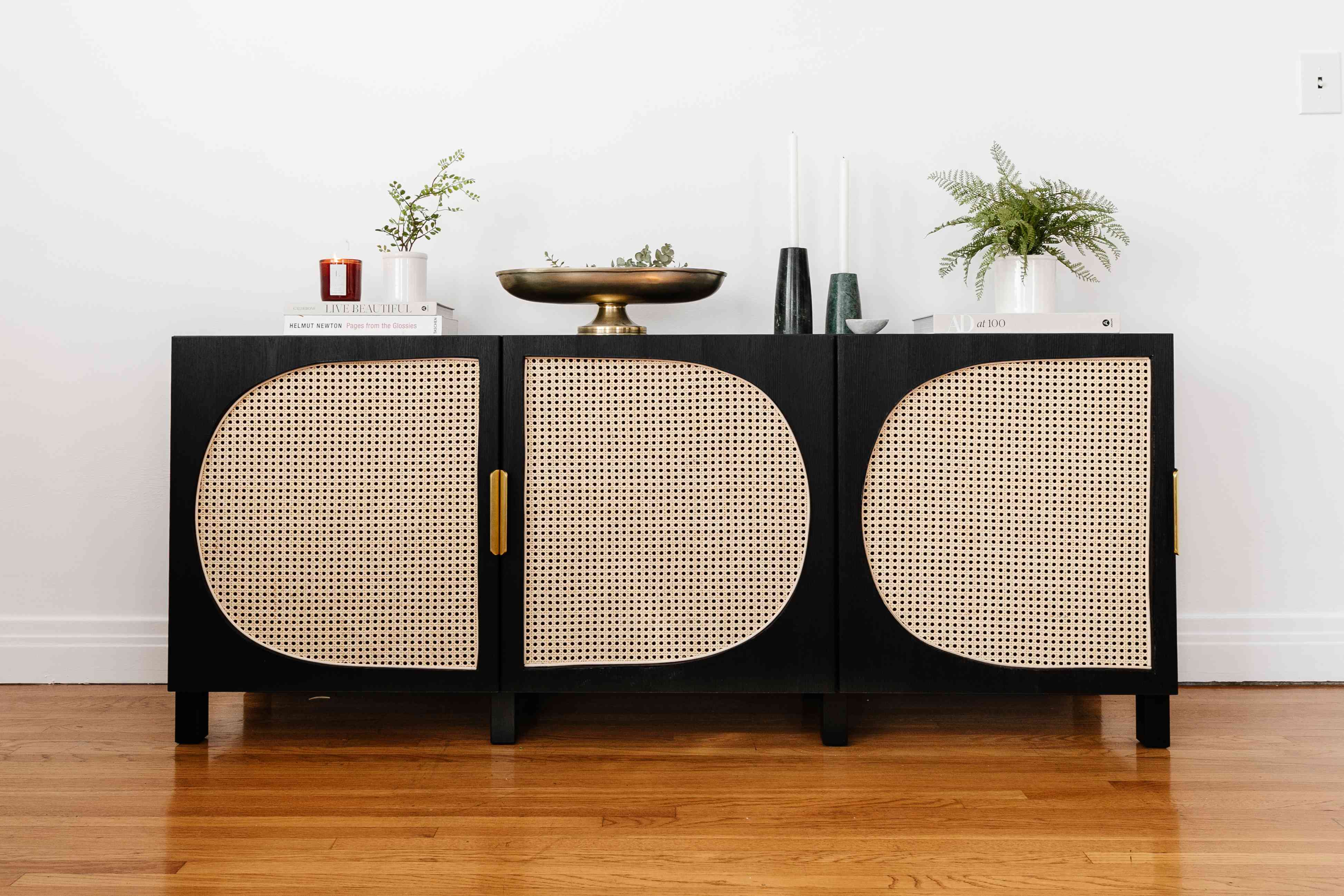 孤狐媒体单位-藤条背衬风格的书籍和植物