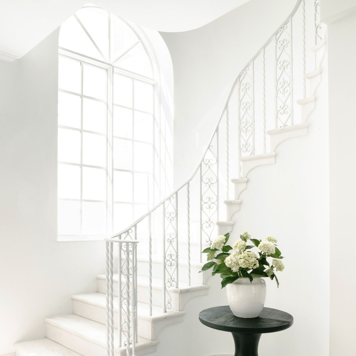 白色的大楼梯。
