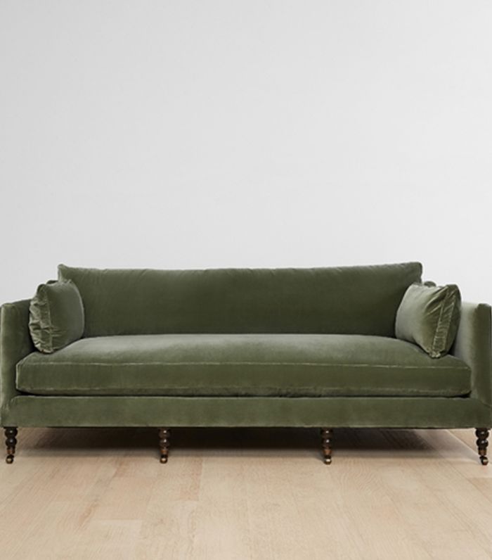 露露和乔治娅·法比安绿色天鹅绒沙发