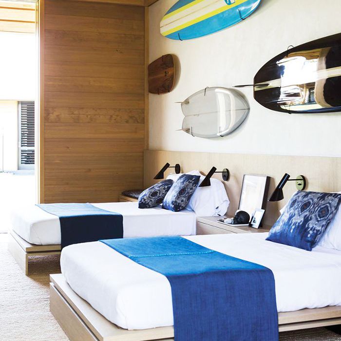 冲浪风格，蓝色的枕头青少年卧室。