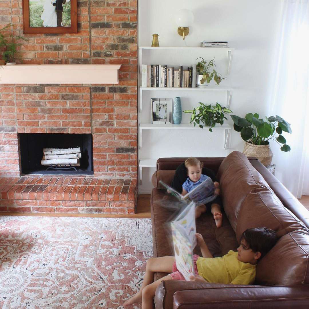 住在砖壁炉的居住舒适的客厅。