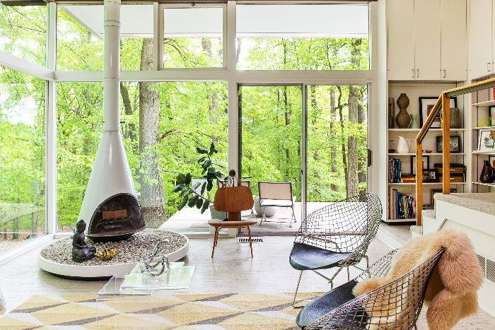 有干净窗户的中世纪起居室