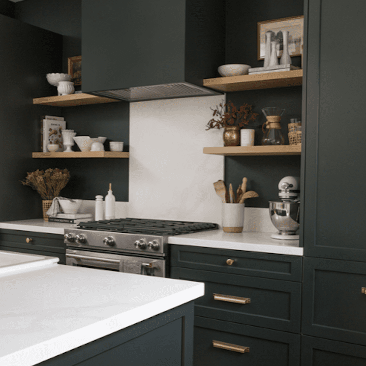 黑暗的Forrest绿色厨房橱柜。