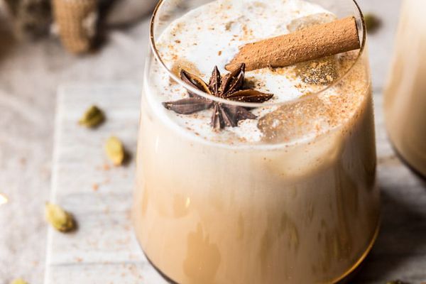 在岩石玻璃的白色俄国鸡尾酒与八角和肉桂条装饰。