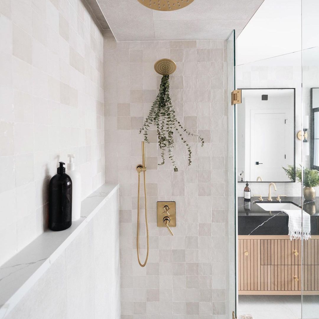 淋浴与玻璃门和金龙头