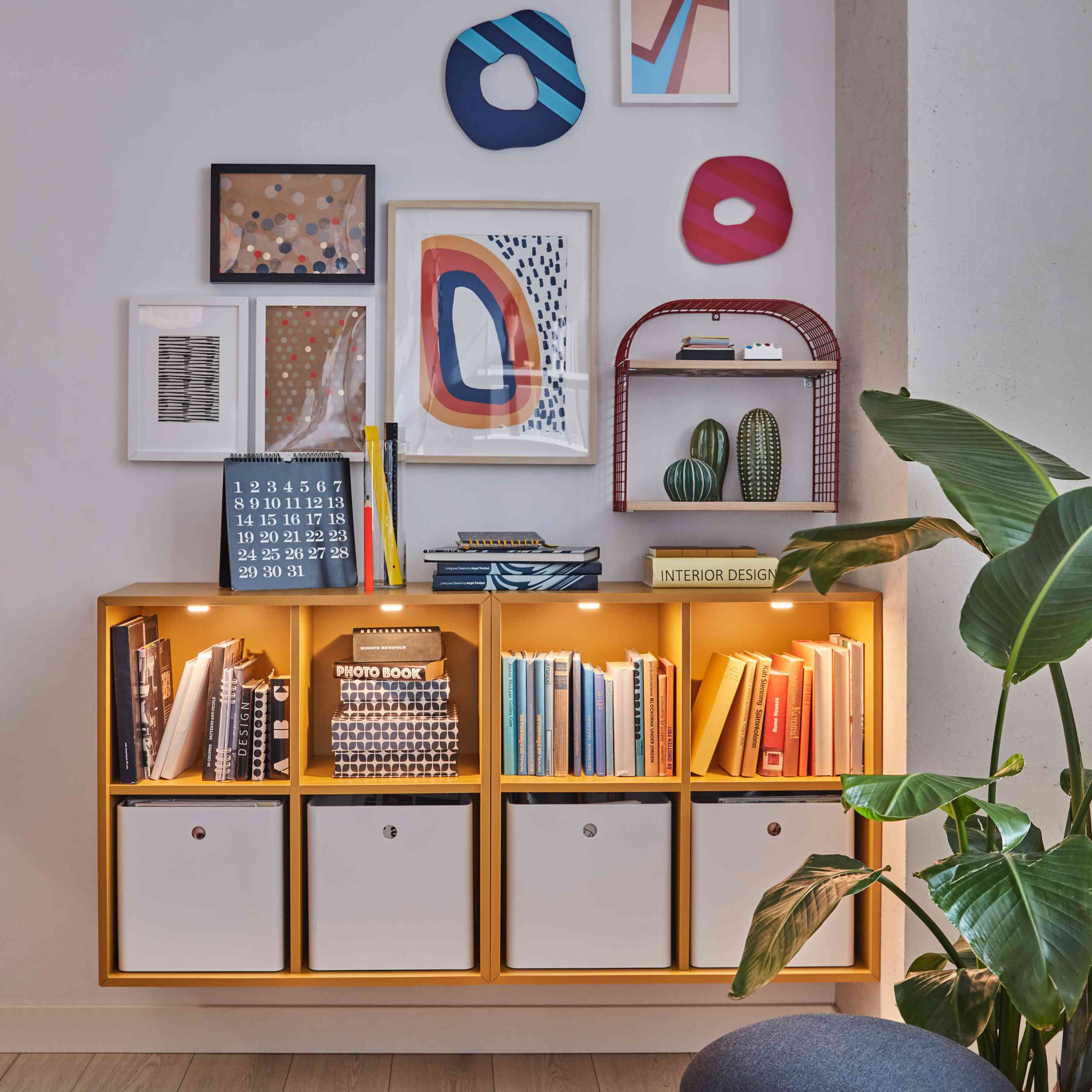 宜家书架与植物。