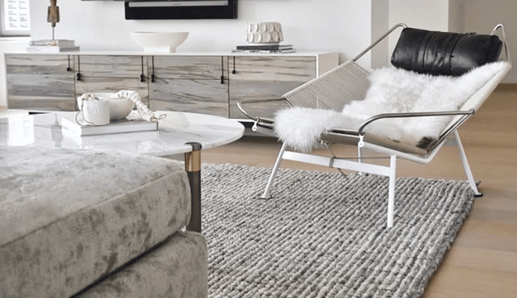 未来派的人造皮草弹弓椅。