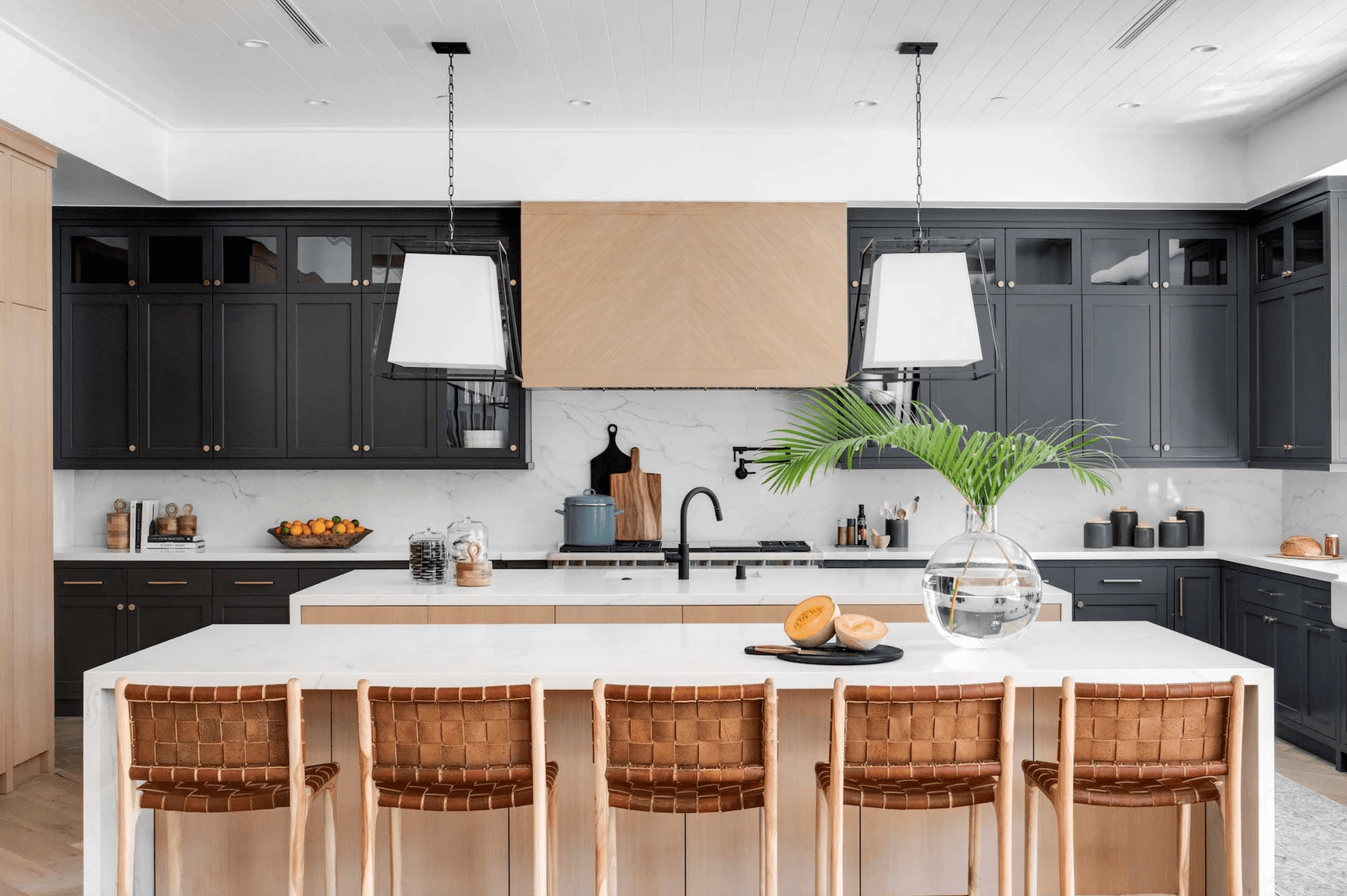 有两个不同的厨房岛屿的厨房