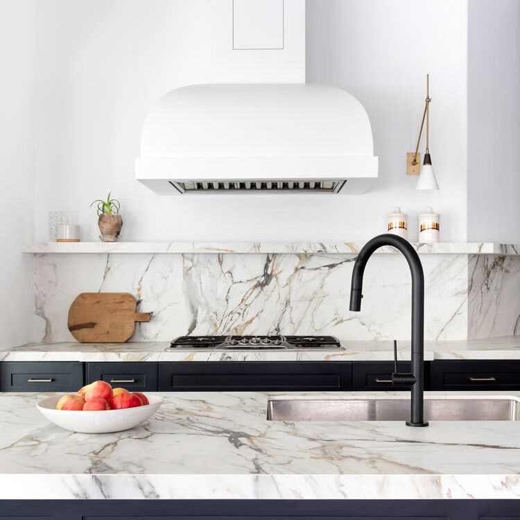 带横向大理石台面和配套大理石背板的厨房