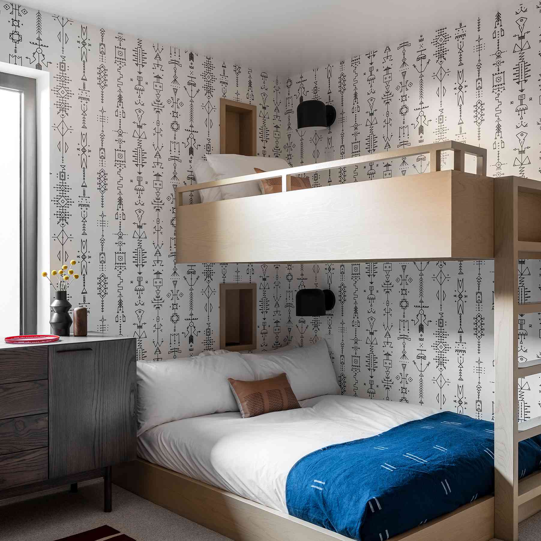 儿童室有两个别致的双层床。