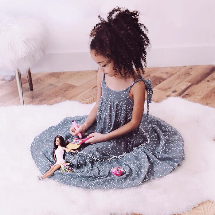 一个小女孩练习正念