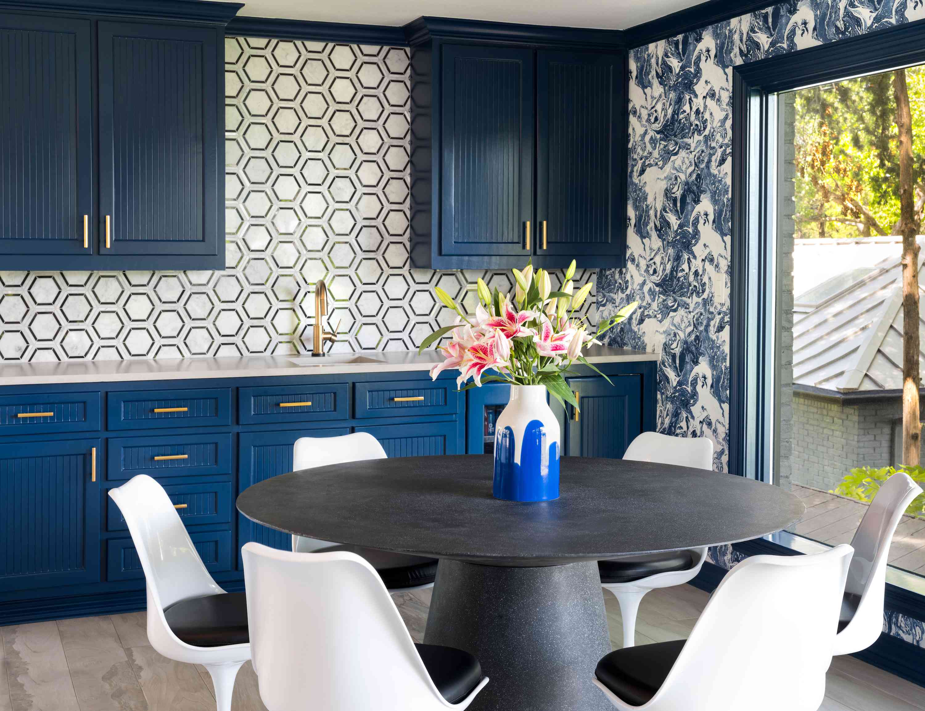 泳池馆的用餐和厨房区。