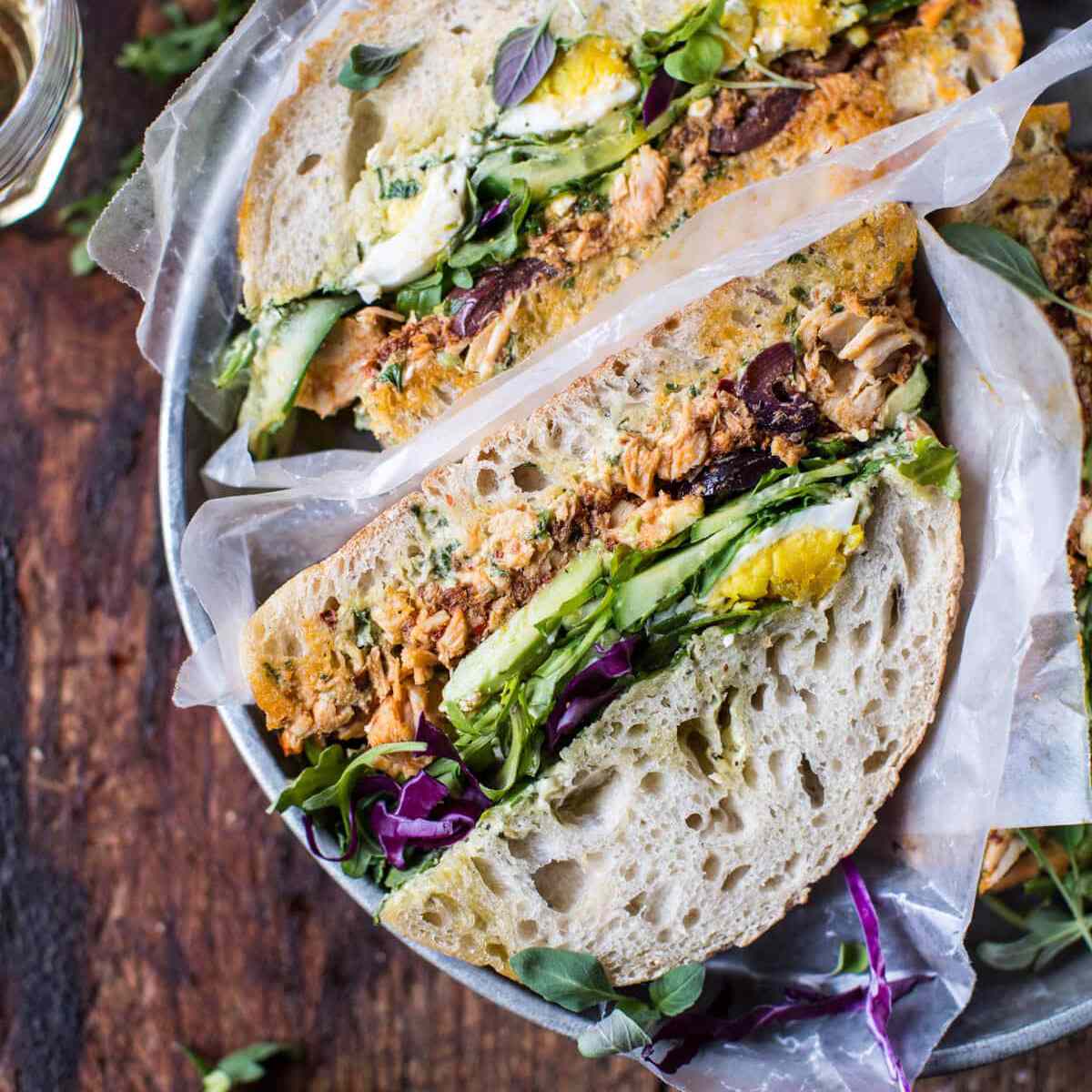 一个托斯卡纳金枪鱼三明治来补充维生素D。