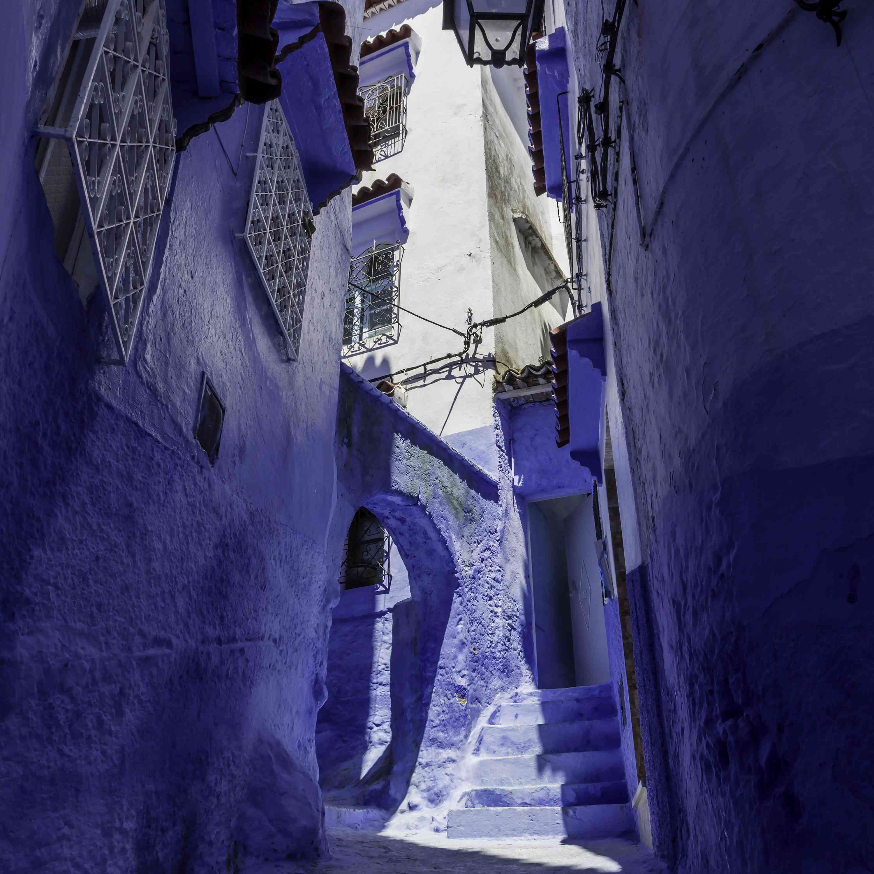 在舍夫沙万，摩洛哥的胡同多数民众赞成由蓝色建筑包围。