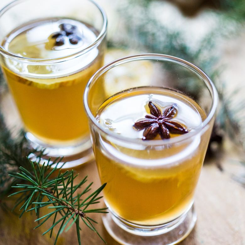 一杯波旁鸡尾酒加八角茴香。