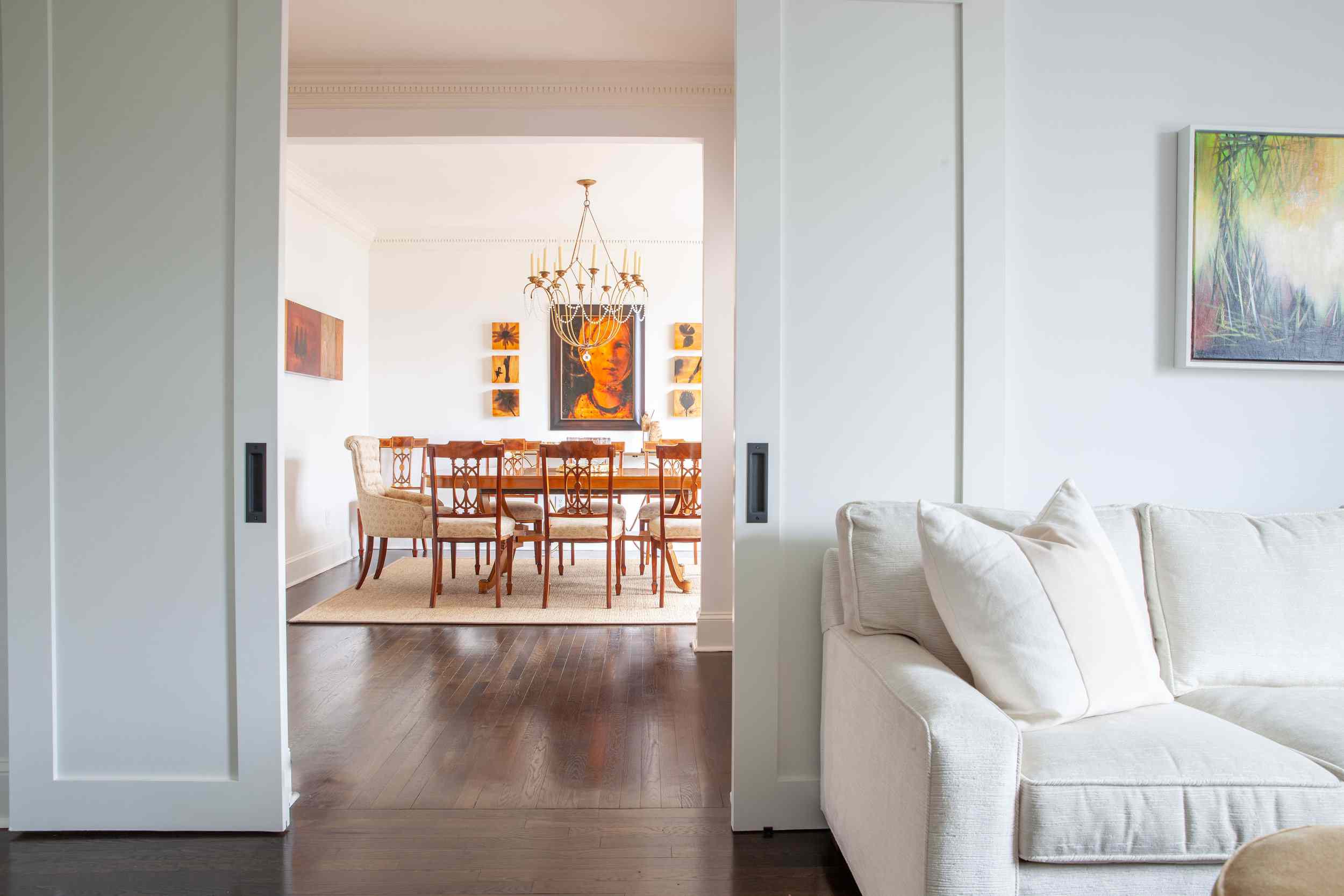 温暖的彩色餐厅