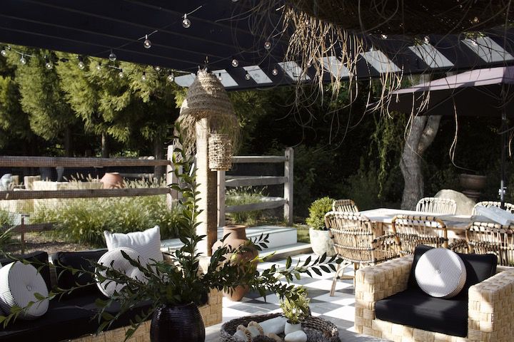 户外生活空间与大餐桌和沙发。