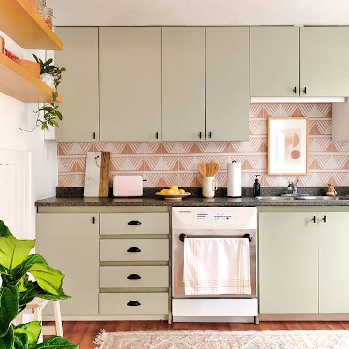 有植物的贤者绿色现代厨房。