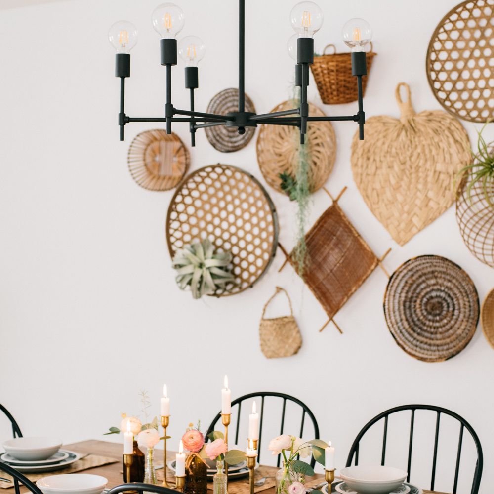 在木餐桌上面的篮子墙壁壁画