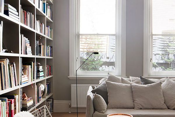 舒适的家居理念:人造毛皮披肩搭在白色椅子上