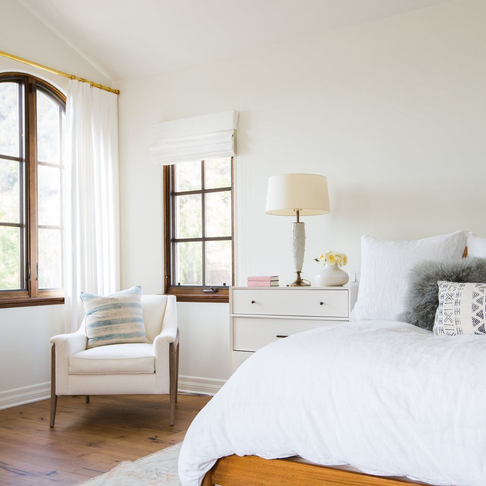 卧室的窗户有不同形状和大小的定制处理