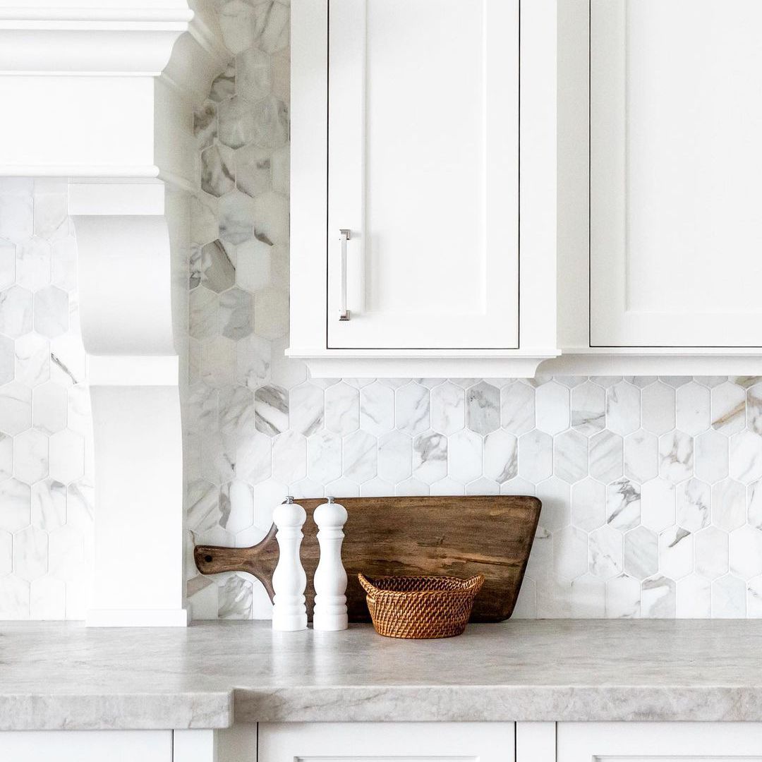 厨房采用大理石瓷砖后挡板