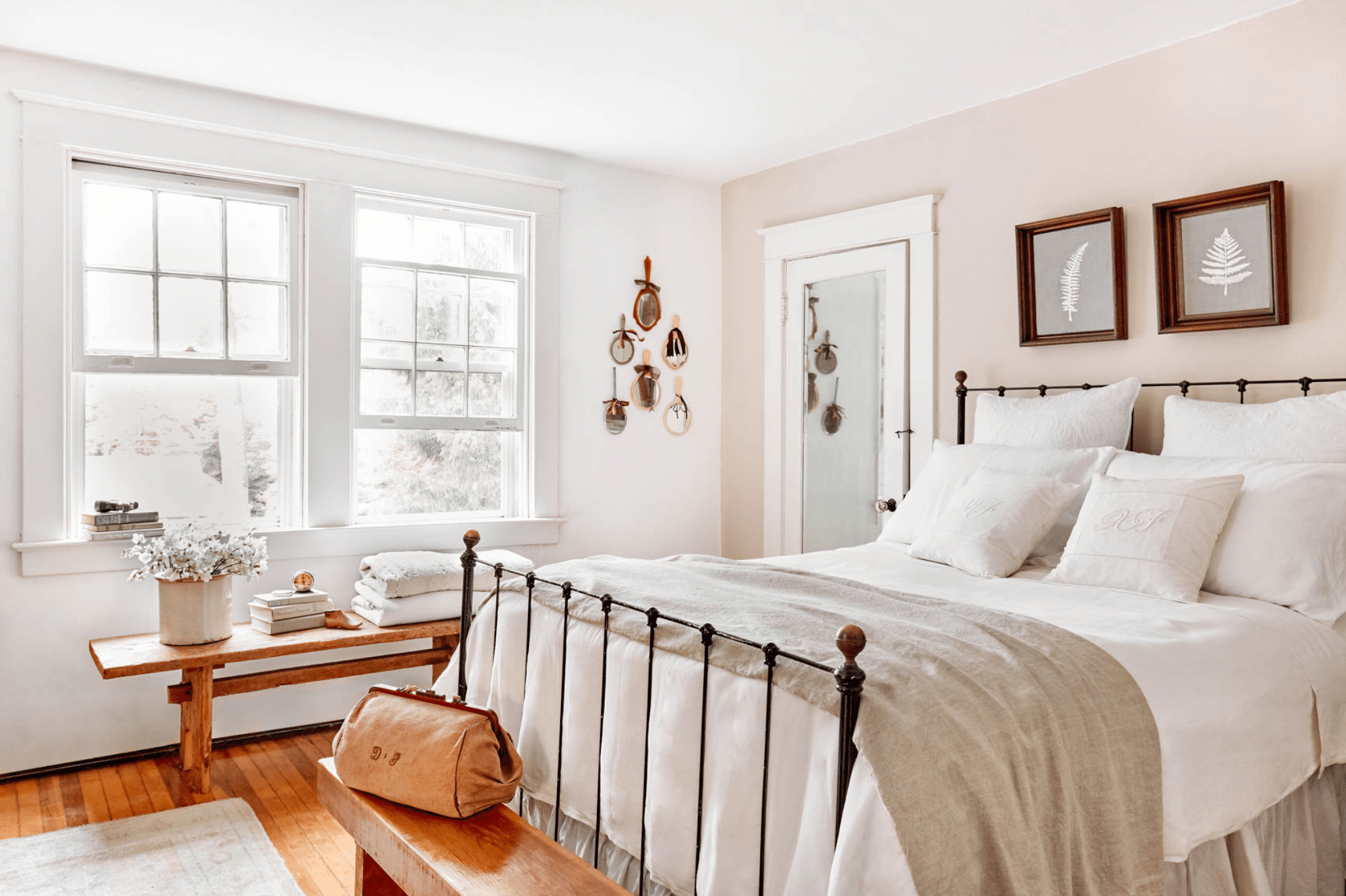 明亮的卧室与腮红强调墙。