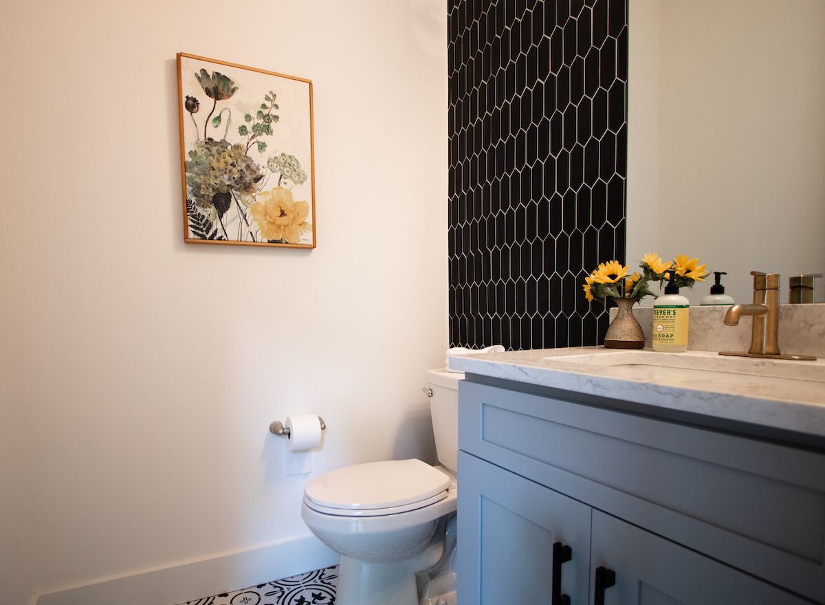 浴室配有花卉印刷品