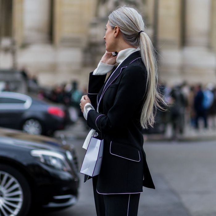 在手机上的女人在一个繁忙的街角