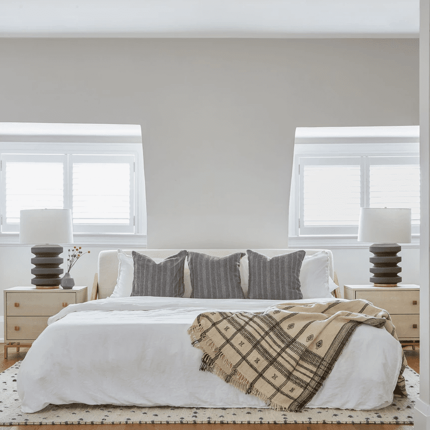 一间带有两盏几何台灯的极简主义卧室