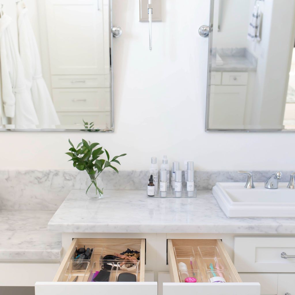 浴室台面存储相同的容器