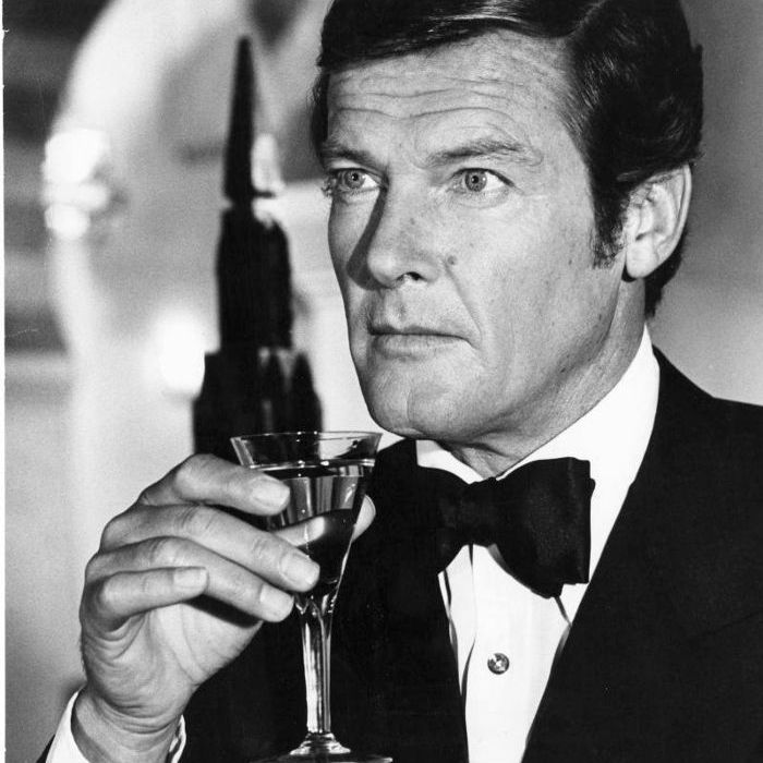 罗杰·摩尔拿着马丁尼。
