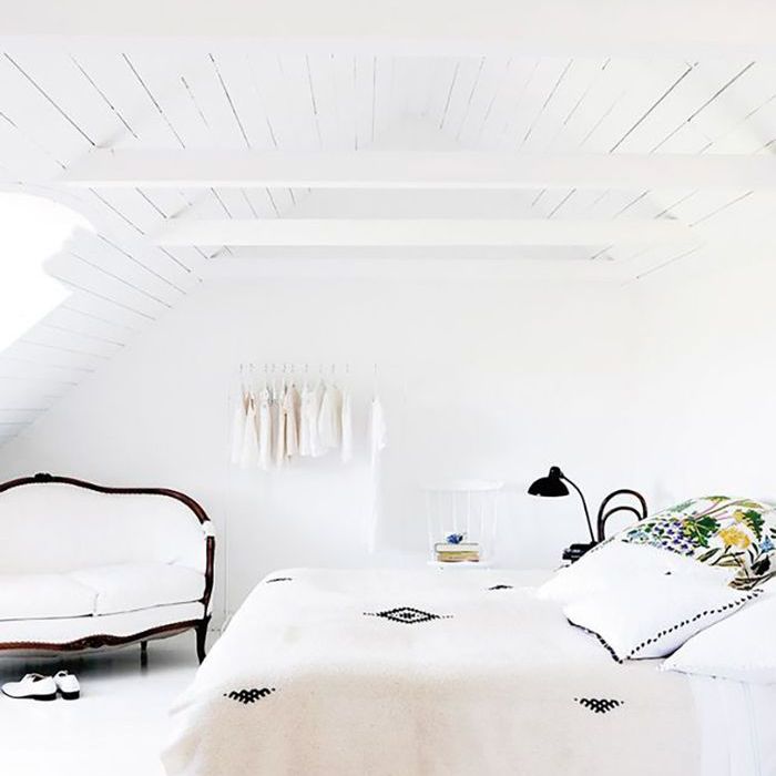 白色的天花板横梁