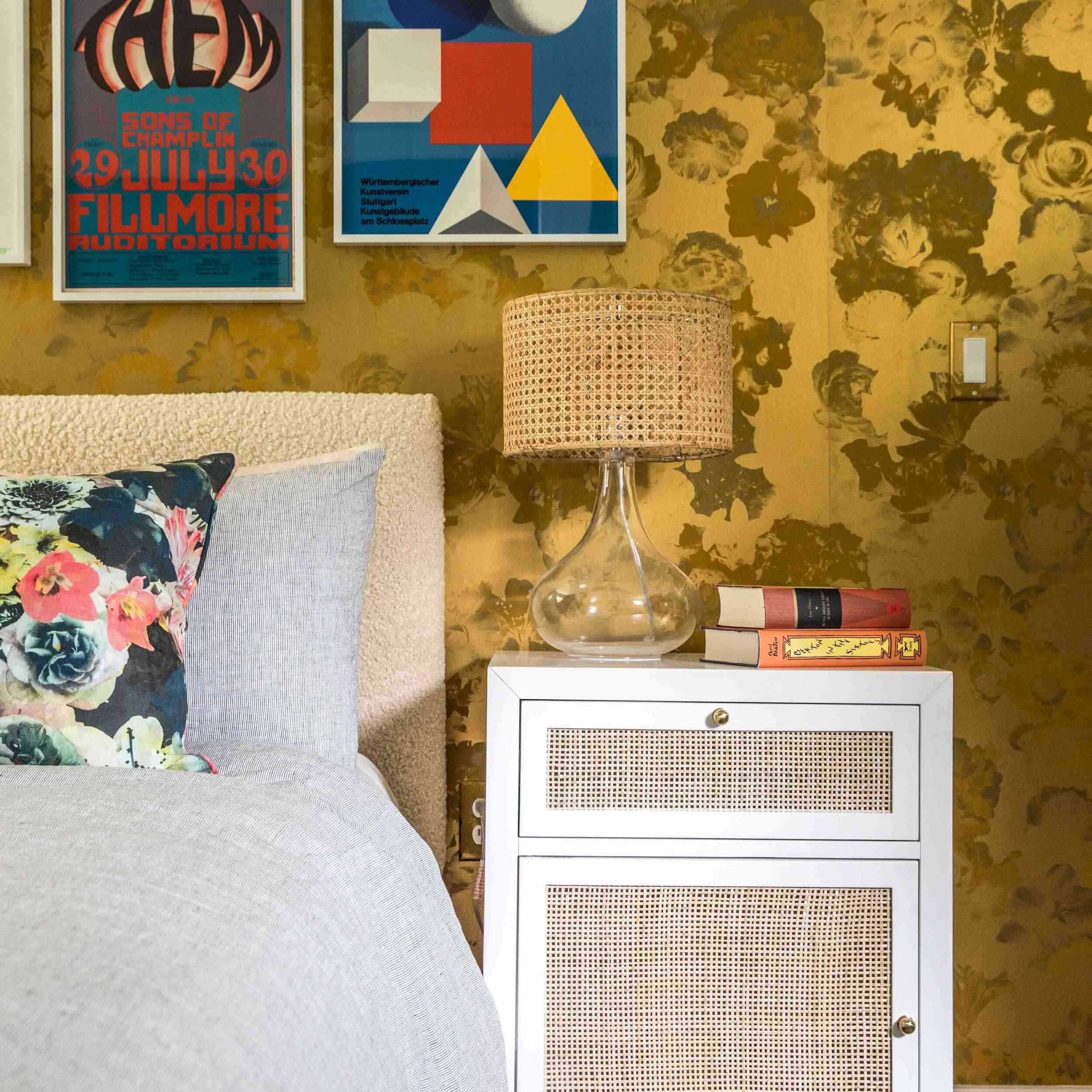 带藤灯罩的时髦卧室。