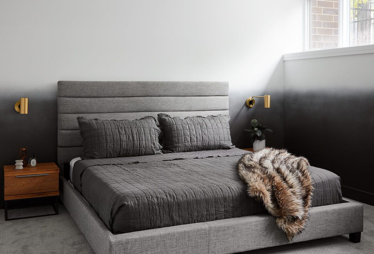 一个带有充满活力的金筒囊的全灰色浴室