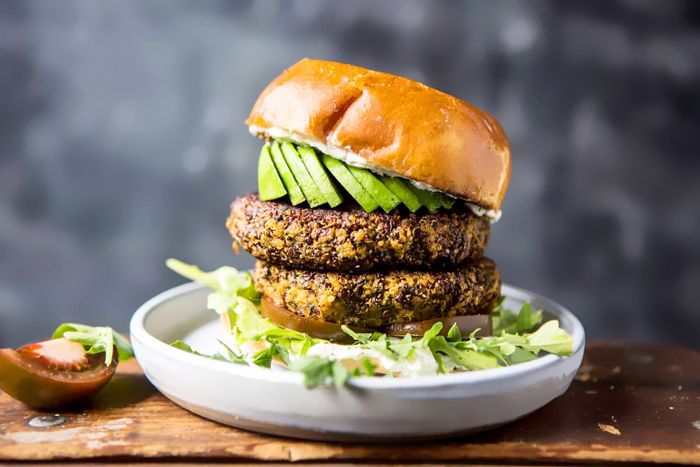 烤西葫芦汉堡配蒜味羊乳酪