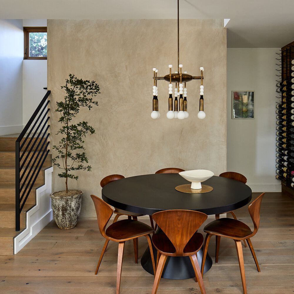 带杏仁色口音墙的用餐室