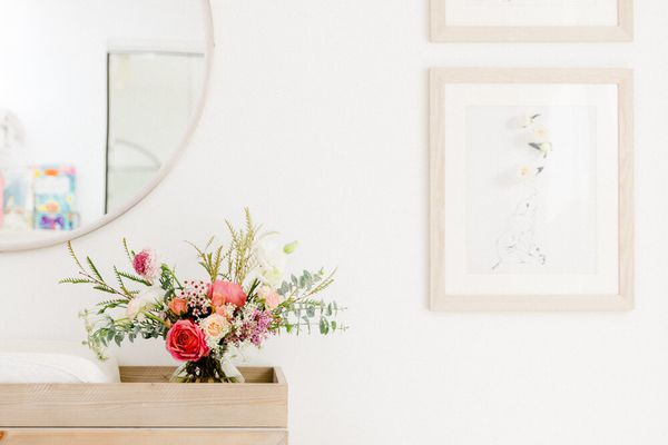 明亮的花卉布置在中性卧室。