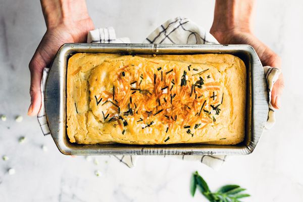 两只手拿着一罐刚刚烤好的面包