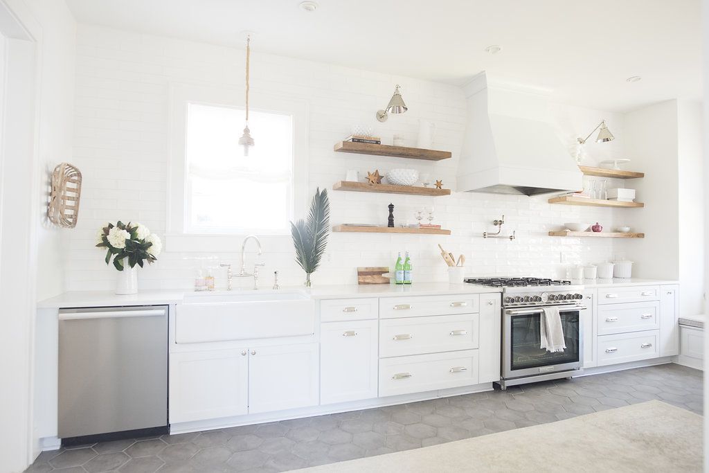 厨房配有不锈钢器具。