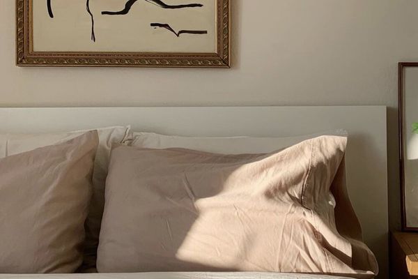 上面有抽象艺术的中性床。