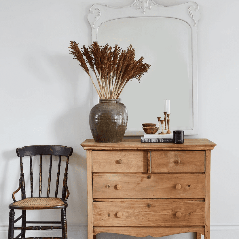 椅子，餐具柜的入口处。