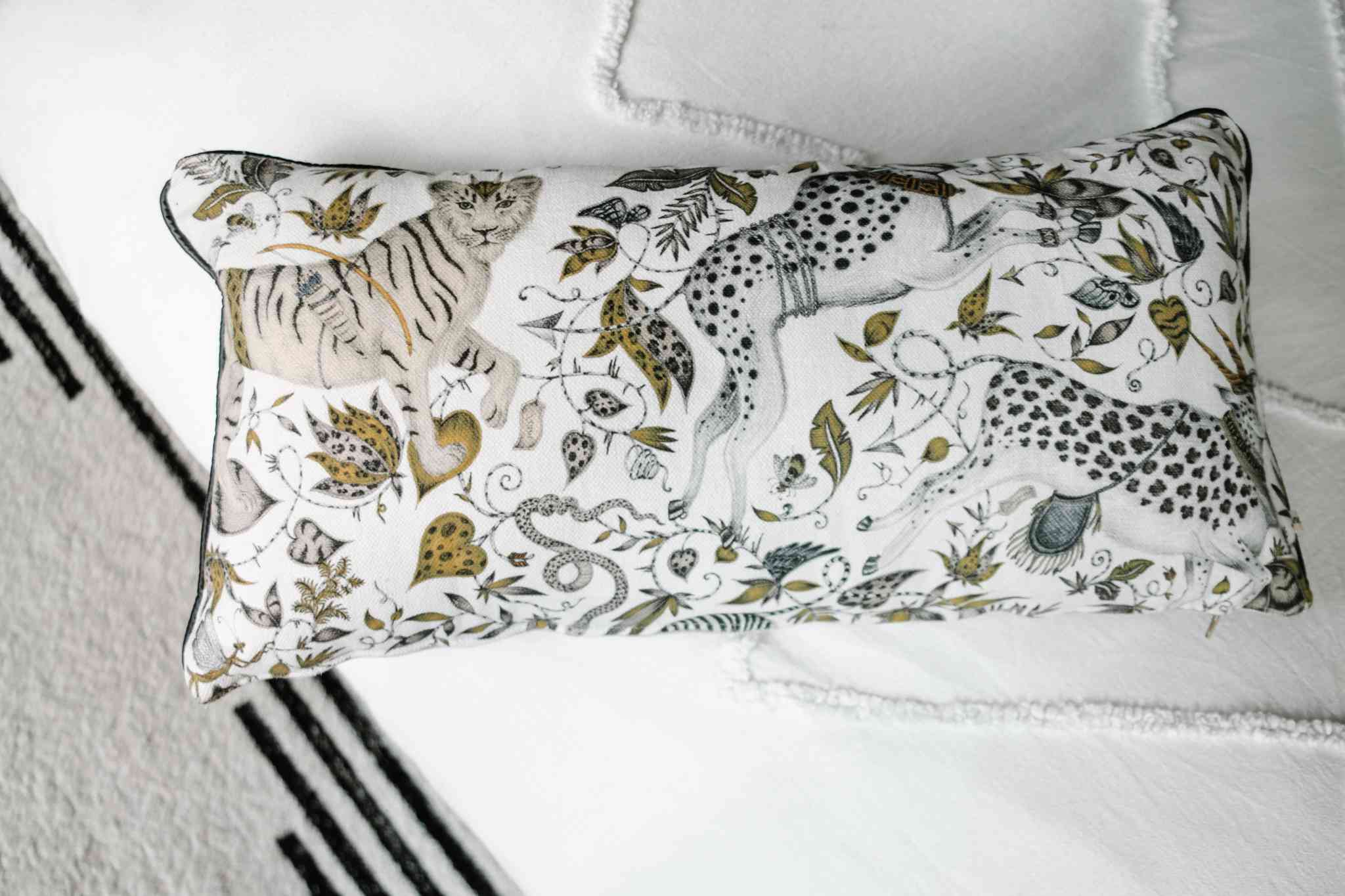 上面有猎豹和老虎的枕头。