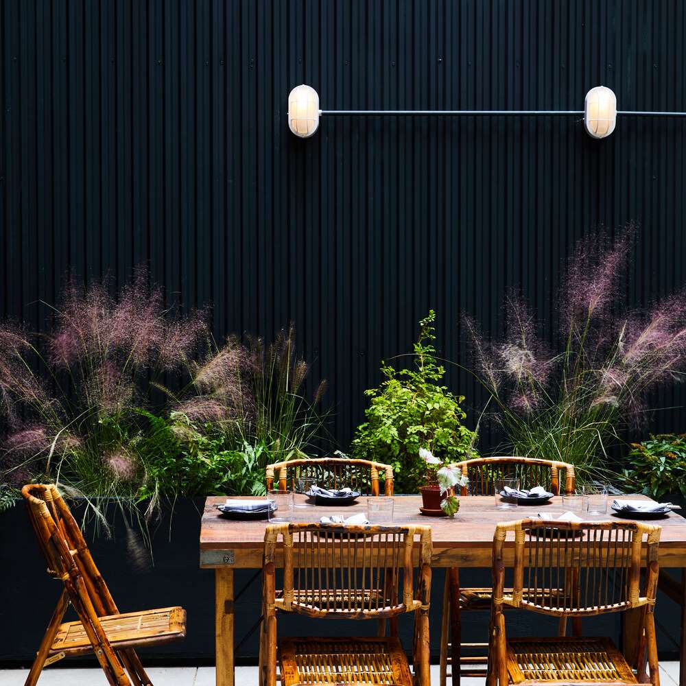 室外庭院，黑色墙壁。