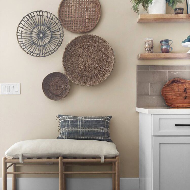 中性的厨房墙壁和篮子。