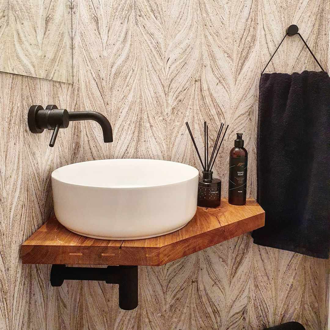 中性浴室水槽用黑色灯具。