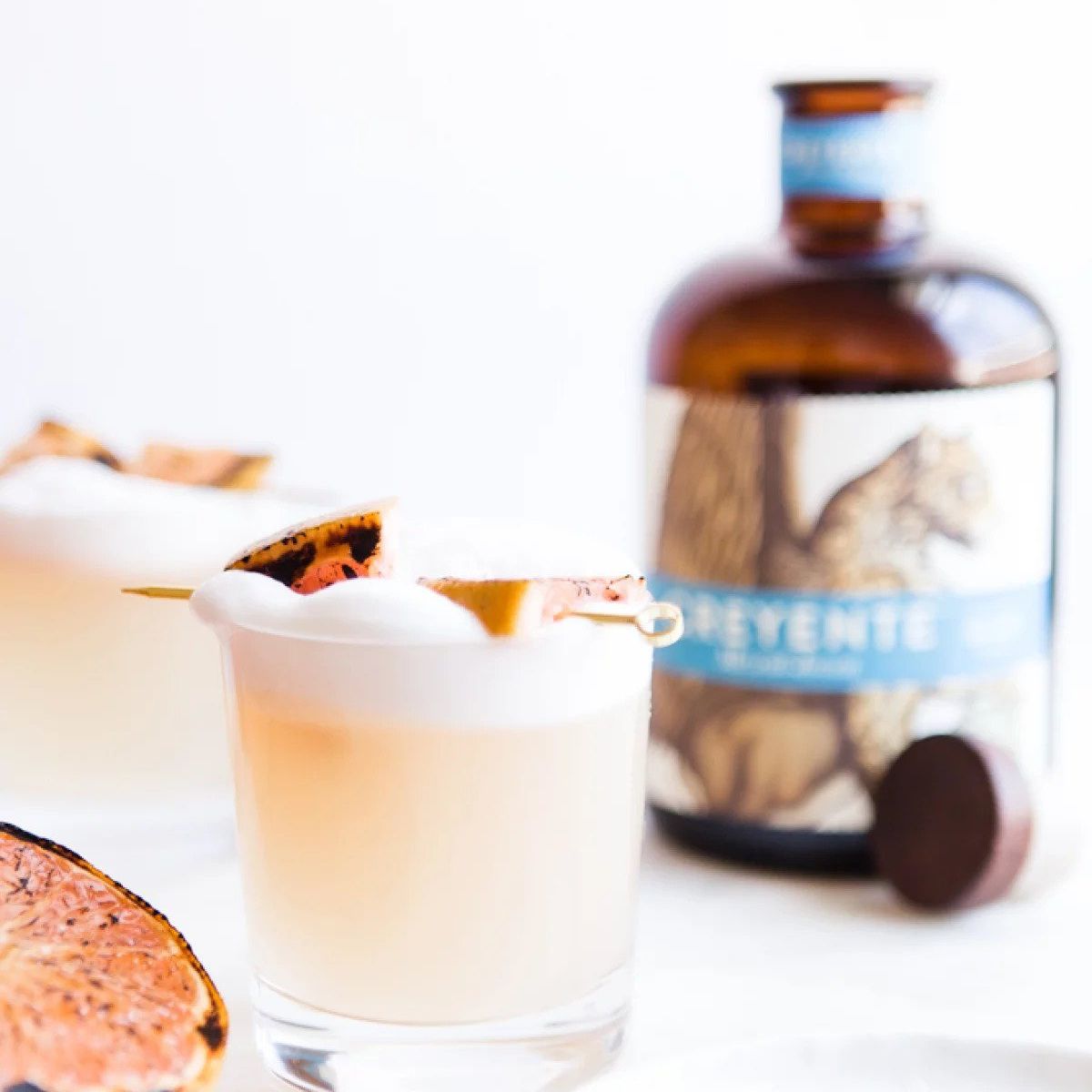 梅斯卡尔酒鸡尾酒酒瓶的背景下，