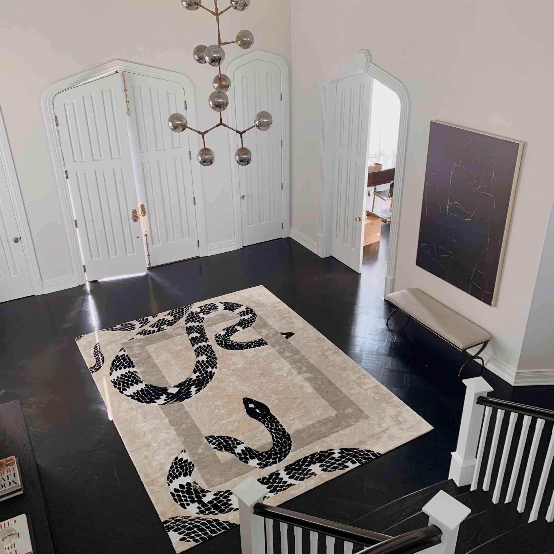 带地毯的大楼梯