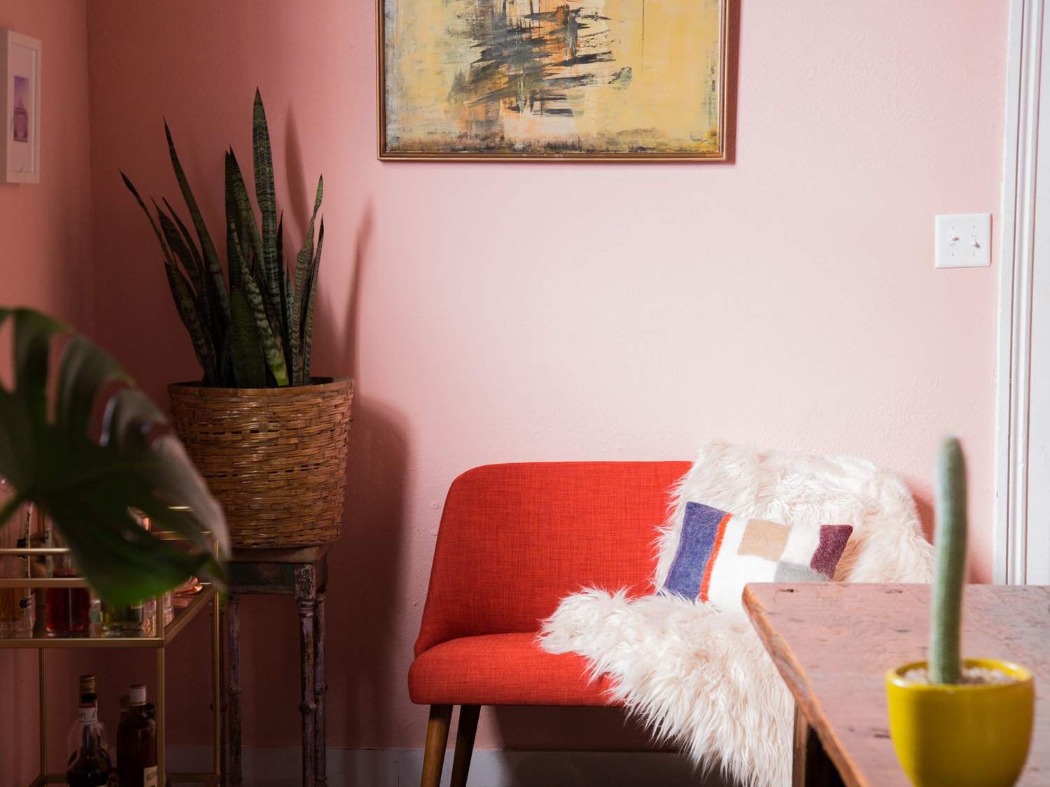 有红色座位金条的桃红色餐厅