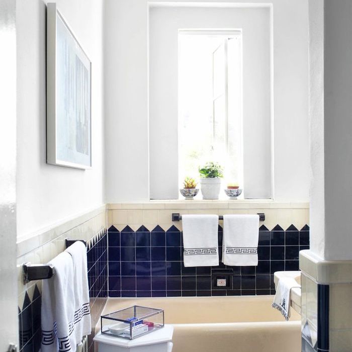 蓝色和白色的瓷砖浴室